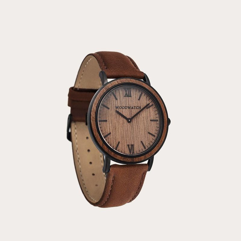 The Pecan Band is made of genuine leather and a metal buckle clasp and is naturally dyed with a light brown hue. The Pecan Band 20mm fits the 40mm MINIMAL Collection.