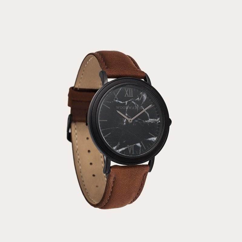The Pecan Band is made of genuine leather and a metal buckle clasp and is naturally dyed with a light brown hue. The Pecan Band 20mm fits the 40mm MINIMAL Collection.
